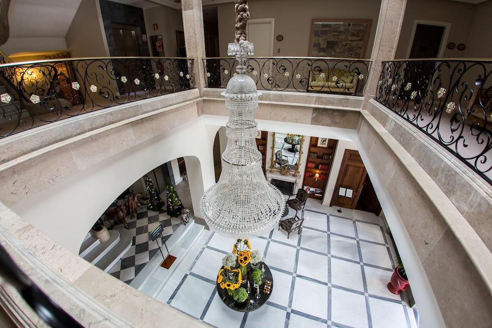 Castillo Del Bosque La Zoreda 5*